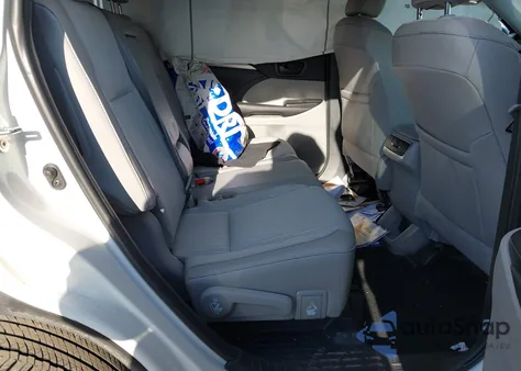 2019 Toyota Highlander Le Plus z USA, uszkodzony, nr VIN 5TDBZRFH7KS964417